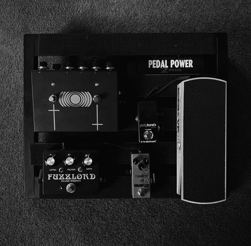Voodoo_Lab's tweet photo. Simple yet effective. Very nice @dan__edw #poweredbyvoodoo #voodoolab #geartalk #gearnerds #gearpassion #pedalboard #pedalpower #cleantone #cleanpower #fuzzlord #earthquaker #ernieball #wampler #sunn #pedaltrain https://t.co/Vk6hUg9wI0