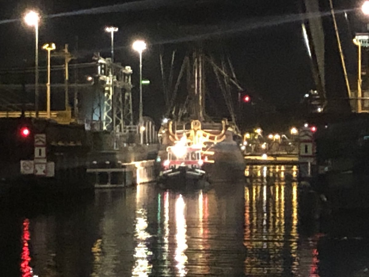 Corsaro_zw's tweet photo. #deAmsterdam door de Oosterdoksbrug naar @damen #shipdock in #Amsterdam voor 10 jaarlijks onderhoud. Leuk zo in de #nachtdienst https://t.co/23lx90Qv4u