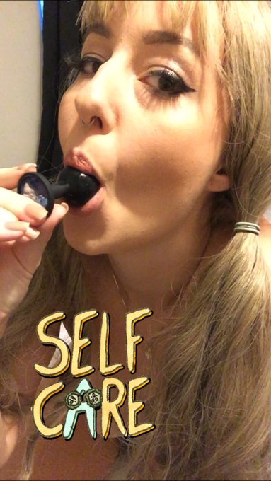 Still from the video I just posted on OF 😏 little late night snack https://t.co/15K6zRNBCa<a href="/tag/newprofilepic"class="tags"><span>#newprofilepic</span></a>