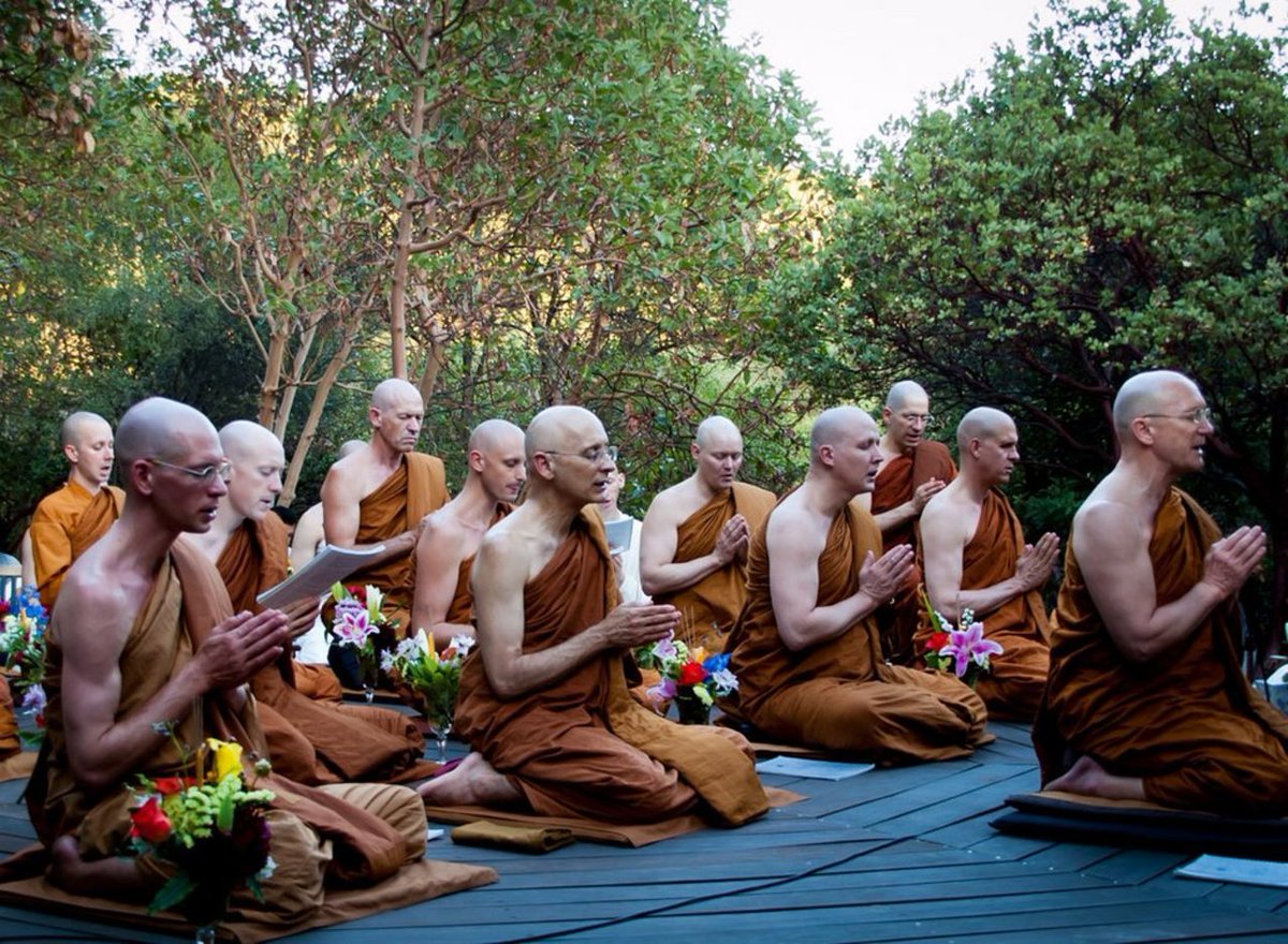 Rasode ka Fact checker  @zoo_bear misused pic of Meditation at Buddhist Mahabodhi Temple in Gaya as Modi praying in a Hindu temple. They are not Fact Checkers, they are trolls paid to defend dumb Gandhis.