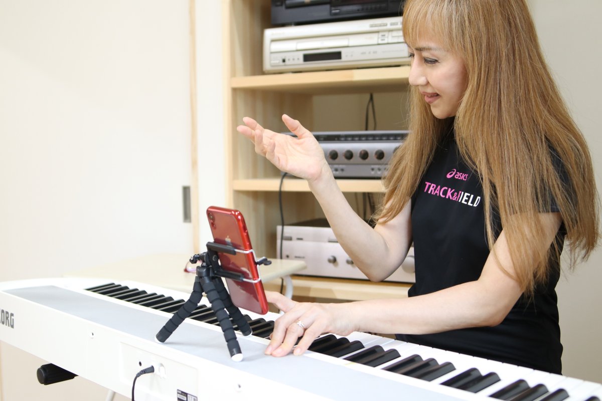 rmusicschool's tweet photo. 好評のオンラインレッスン「ネットでボイトレ」が1コマごとにお支払いいただけるようになりました。
更にお手軽に受けていただけます。詳しくはHPで https://t.co/tq31z91RQt
1回お試しレッスン1,000円も受付中！お問合せは公式LINEからどうぞ
#オンラインレッスン #ボイトレ #歌が上手くなるレッスン https://t.co/UgeX0d00Do