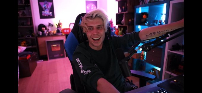 CharlieBltzr's tweet photo. Empezó el directo como Rubius con VR y lo terminó como Rubén recordando los buenos tiempos. https://t.co/ZpRA5LUxK8
