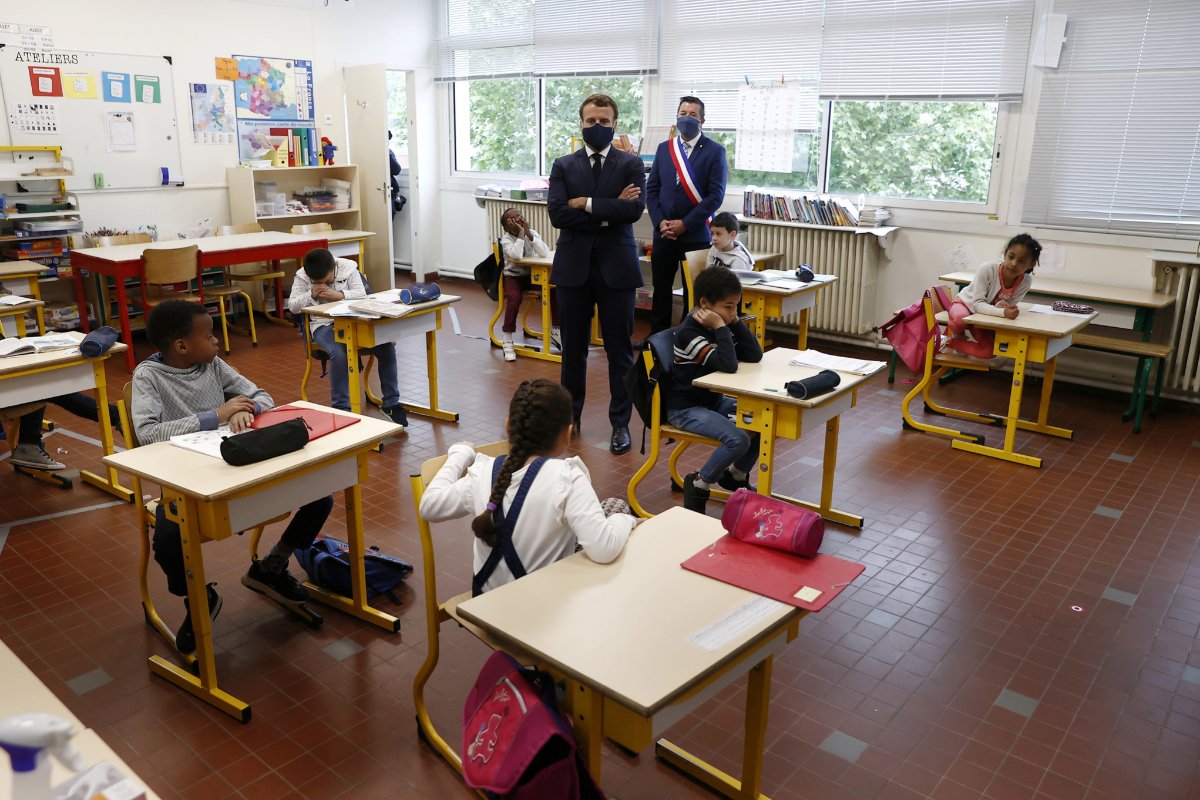 Francia cerró 22 escuelas por brotes de coronavirus al iniciar el nuevo año escolar arepadigital.com/francia-cerro-…