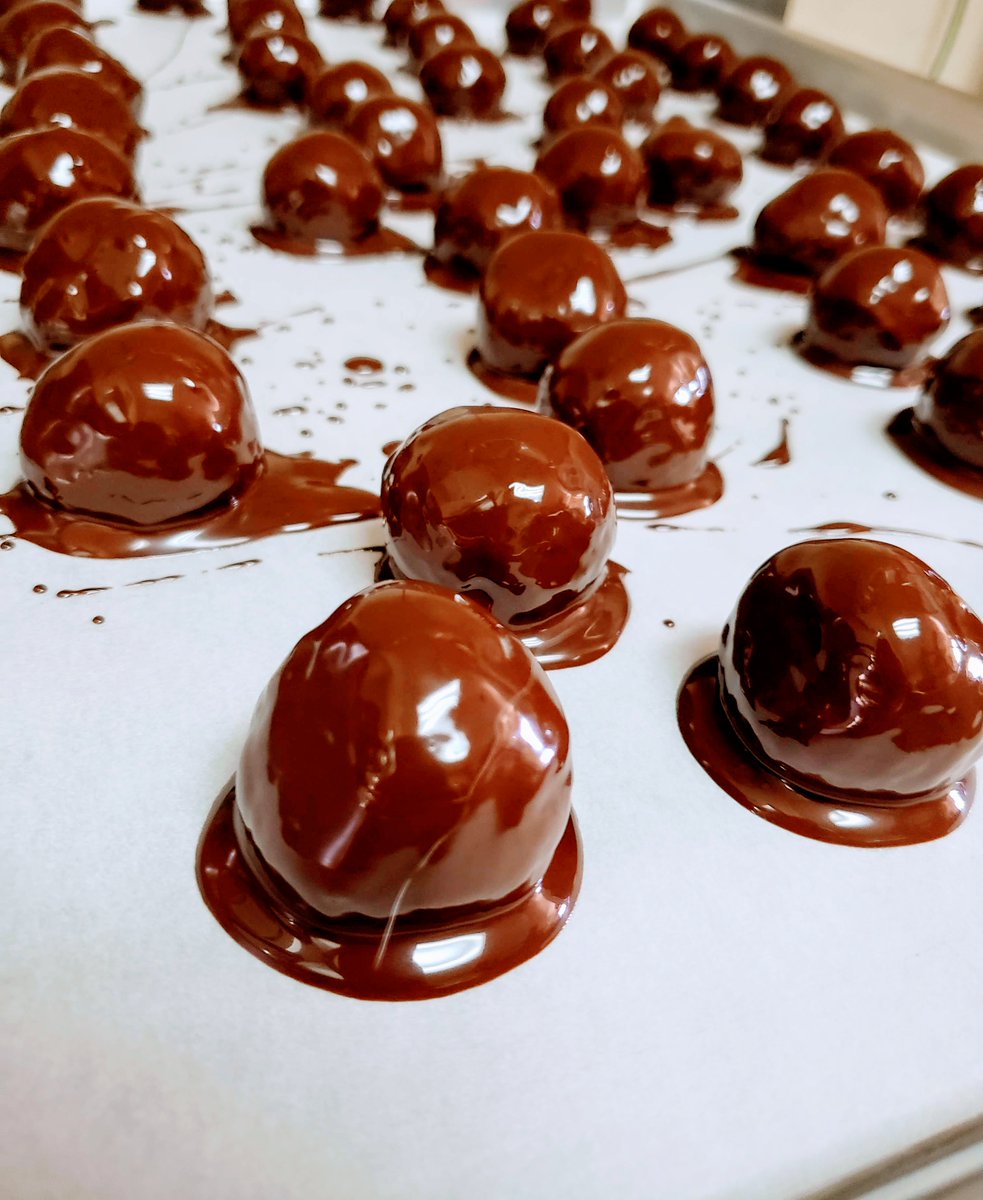 SouthernLilly1's tweet photo. Chocolate Covered Bourbon Balls made with Woodford Reserve Kentucky Straight Bourbon Whiskey
These little balls of happiness are truly a bourbon lovers paradise! 

#Bourbon #chocolate #restaurant #yummy #foodies #bourbonballs #delectible #thesouthernlilly #southernfood #DESSERT https://t.co/wzYGzCeicf
