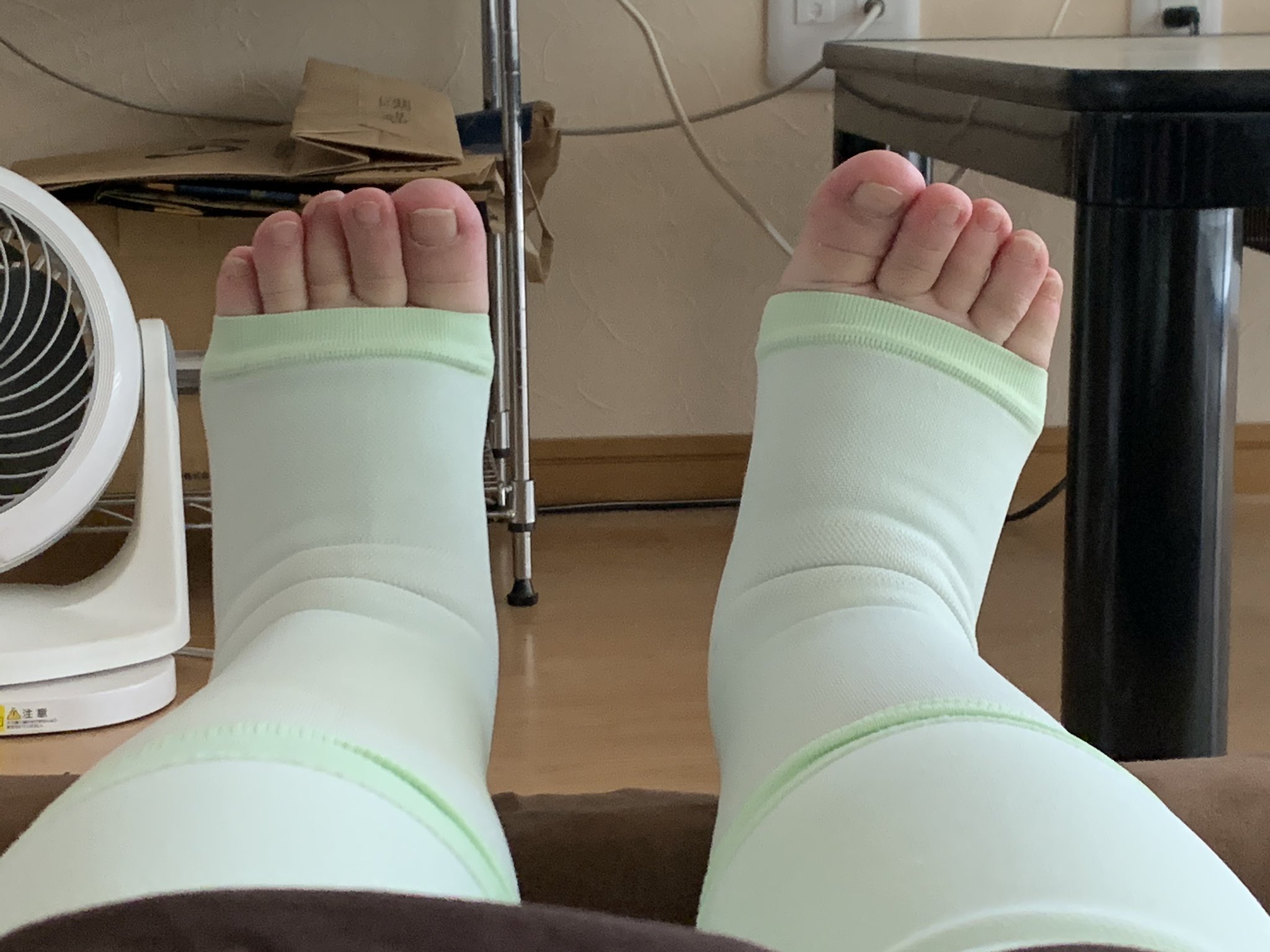 まなまな ここへきて 足の浮腫がすごい 若かりし頃に履いていた着圧ソックスをひっぱりだし履いてみる ガッカリだよww バナナ生活で利尿促す 臨月 10ヶ月 36週 36w3d 2人目 高齢出産 高齢妊娠 21年ぶり T Co W8mjzefd8r Twitter