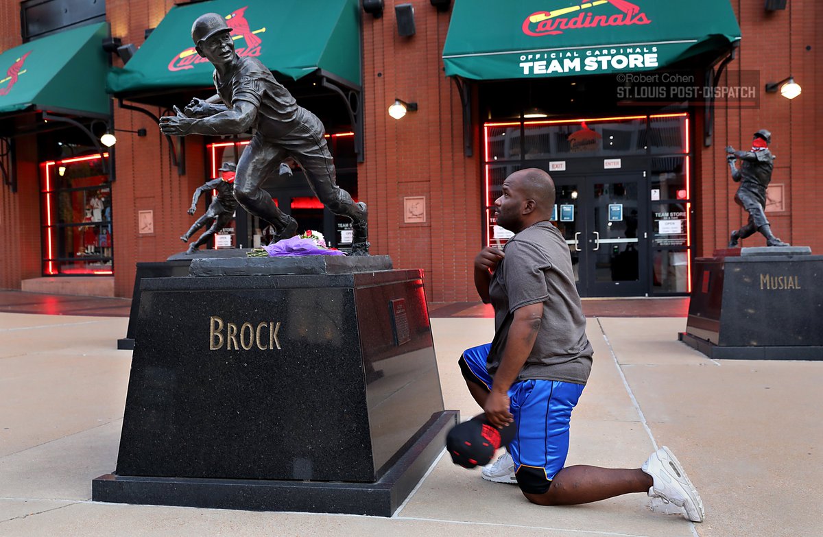 kodacohen's tweet photo. A few fans stopping by the #LouBrock statue to pay their respects at Busch Stadium. Lots more from The Commish @cmshhummel here. #stlcards https://t.co/geKdfIMhIb https://t.co/5S5MQyrVbI