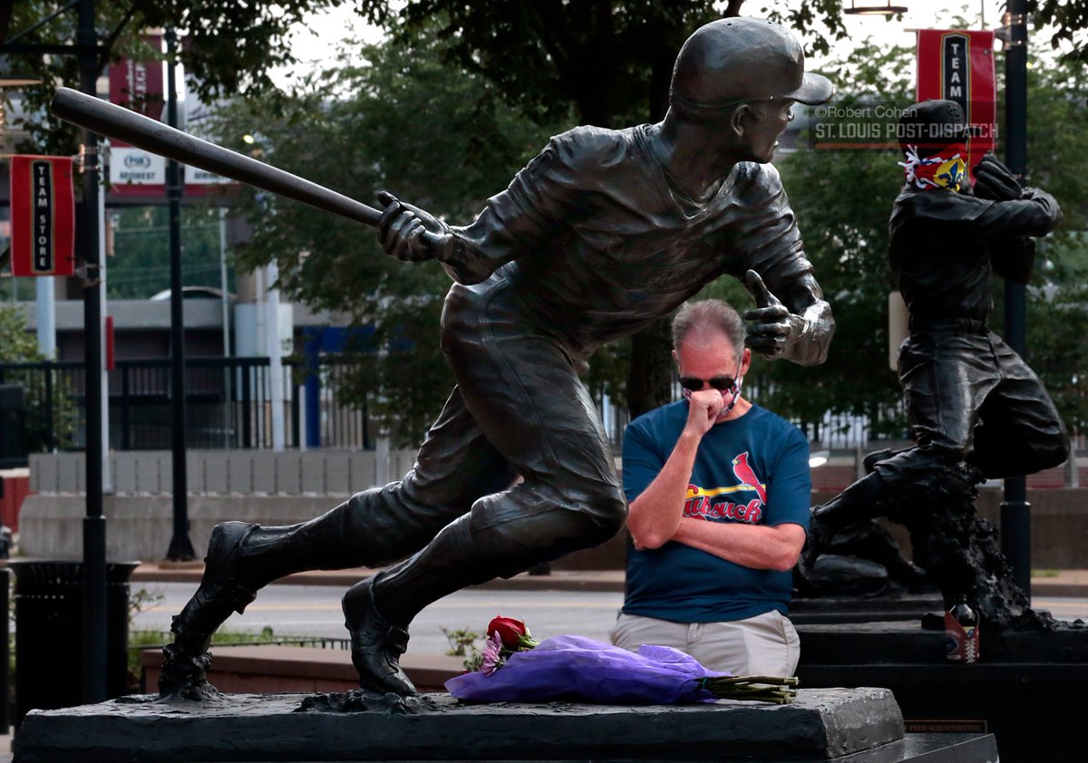 kodacohen's tweet photo. A few fans stopping by the #LouBrock statue to pay their respects at Busch Stadium. Lots more from The Commish @cmshhummel here. #stlcards https://t.co/geKdfIMhIb https://t.co/5S5MQyrVbI