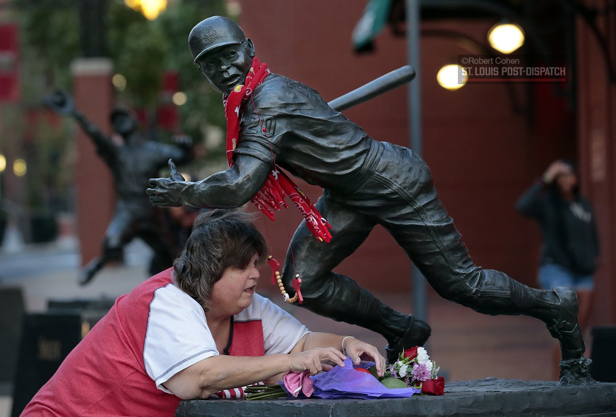 kodacohen's tweet photo. A few fans stopping by the #LouBrock statue to pay their respects at Busch Stadium. Lots more from The Commish @cmshhummel here. #stlcards https://t.co/geKdfIMhIb https://t.co/5S5MQyrVbI