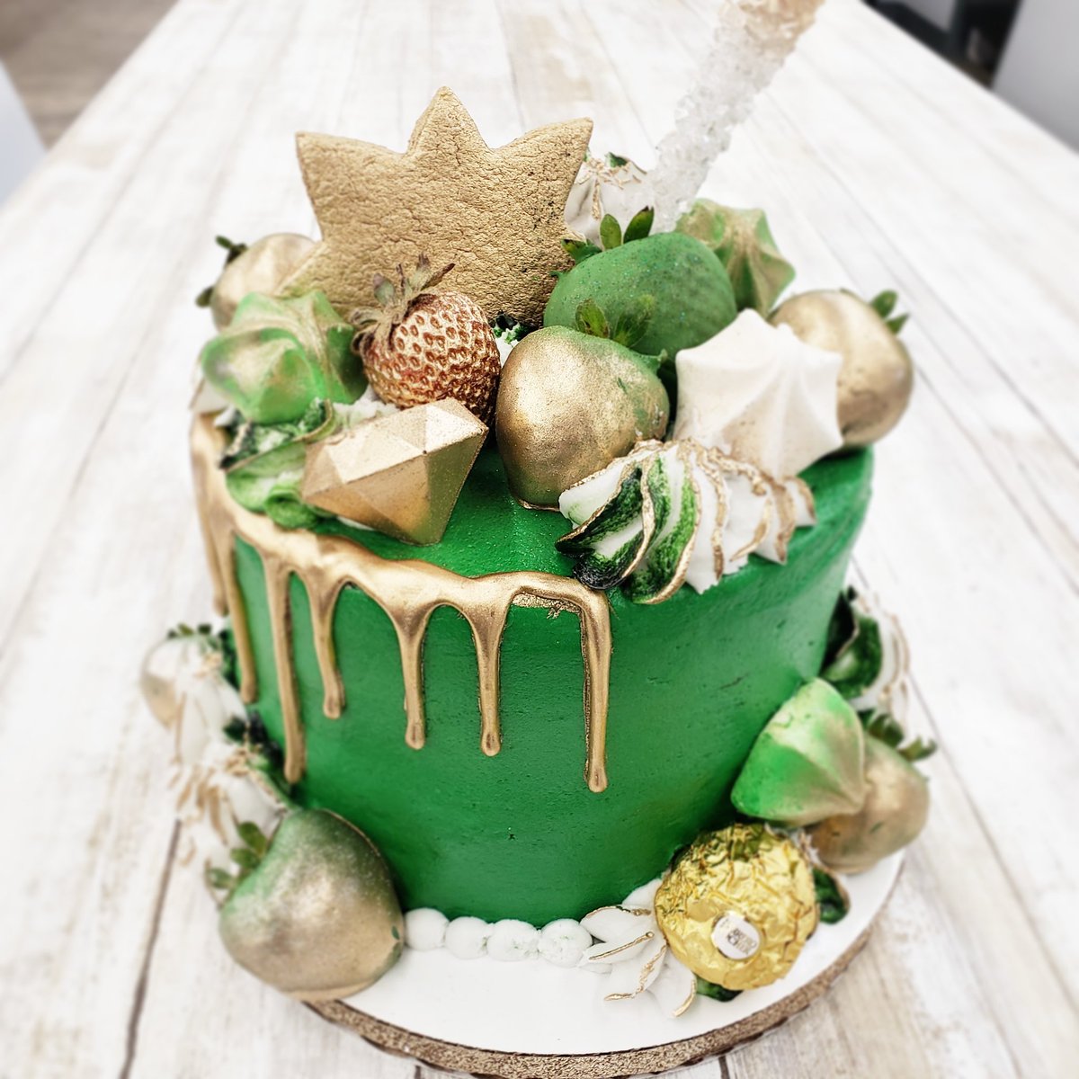 Sweets4Success's tweet image. Emerald. Gold. Sexy... drip!!
.
.
.
#KaybeeCakes #growdesotomarketplace #customcakes #birthdaycake #cakesofinstagram #dripcake #emeraldgreen