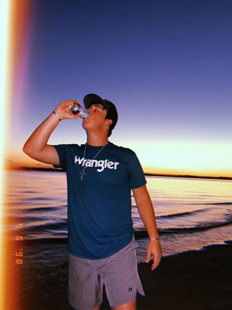 KaynonBourque's tweet photo. It’s a Natural Light sunset https://t.co/9UvETW2Lk9