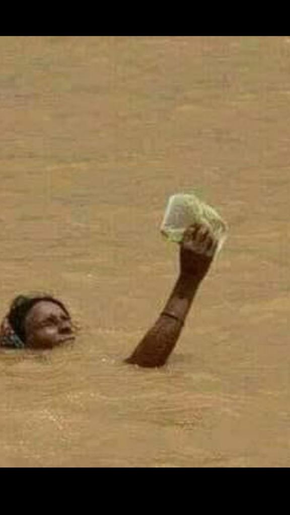 السودان الفقير لا بواكي له وللا من يتضامن معه... يغرق بصمت.. 
سًـحقا لأصحاب العروش والكروش، وتبا لهذا الزمن المضرج بالقبح والنفاق..