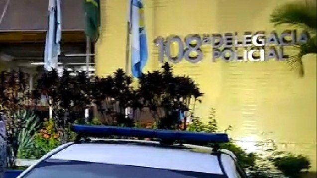 PCERJ's tweet photo. #PRISÃO🚔🚨

A #108DP prendeu dois homens acusados de tráfico de drogas. Um deles é apontado como chefe de uma facção criminosa que atua na região. Com eles foram apreendidos tabletes de maconha, cocaína, loló e dinheiro. https://t.co/UF1F7ir0sn https://t.co/Zo6HsXqf7w