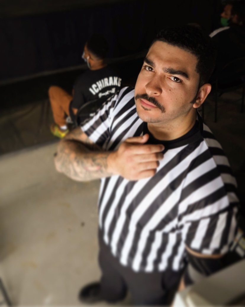 MikyMambo's tweet photo. When you have to call a wrestling match at 7pm, but have to run a cartel by 8pm👨🏻 #ElRef #ElRef123 #ElRefNation #Wrestling #ProWrestling
Photo Creds: @Cjsmooth15 https://t.co/Hn1RYeE4TR