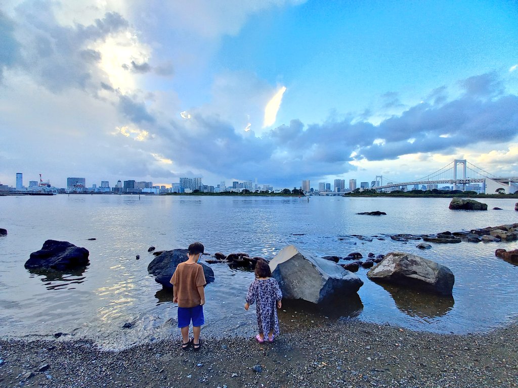 Tomohaku 昨日は水上バスからお台場海浜公園へ フナムシがうじゃうじゃいて 少し水遊びをして 夏らしいことは最後かしら 途中の驟雨もなんだかワクワクしたなぁ 水上バス お台場海浜公園