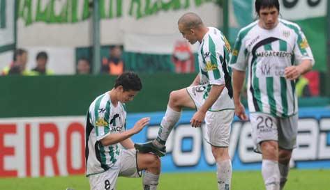 LaGrondonaTwitt's tweet photo. James Rodríguez lustrandole los botines al Tanque Silva, una de las mejores imágenes que nos dejó el fútbol argentino. https://t.co/rLILEzS1aI