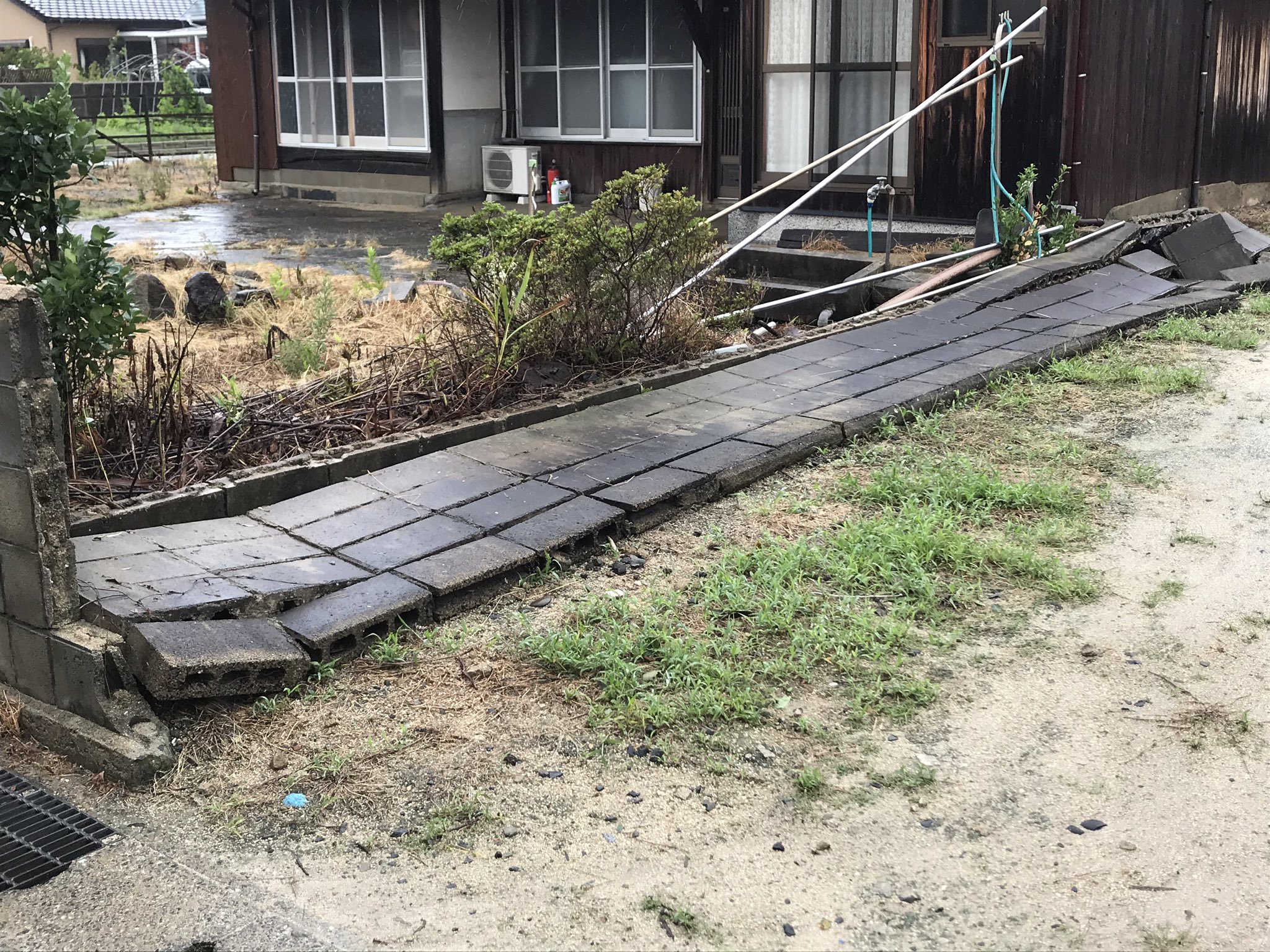画像 一夜明けて被害状況の確認 夜中から続いている停電のせいで信号機は消灯 警察署に連絡 その他にも瓦が飛んだり 塀が倒れたり 倒木が道を塞いだりと 結構被害がでて まとめダネ