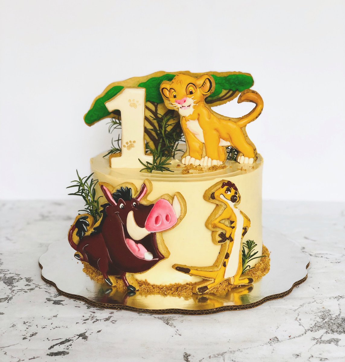 rosamaracuya's tweet photo. Quizás no nos vistamos de payaso y bailemos hula hula, pero nos encargaremos de que tu pastel sea el mejor 🌺🐗🦁

#RosaMaracuya #rm #rmpastelería #pasteleriacreativa
#cakedesign #cakeart #cake #thecakefeed #pastel #fondant #fondantcake #reyLeon #simba #lionking https://t.co/S84Vbksa0G