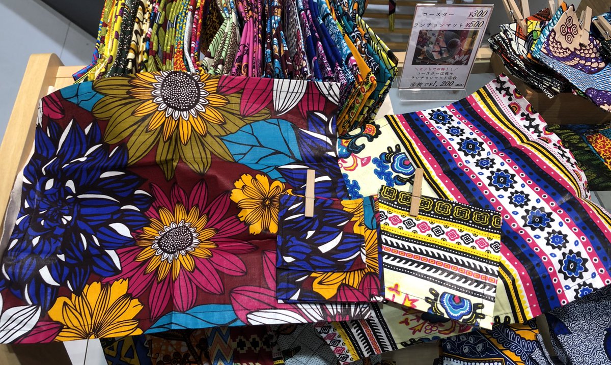 Bissap アフリカ布雑貨 Fromセネガル 本日も Sagamiono Ss 4階にて Bissap開店しました 耳より情報 布もエプロンも即完売した ピンクの花柄 ランチョンマットとコースターが 少しだけあります ポーチやipadケース完売の 右のraffena柄も