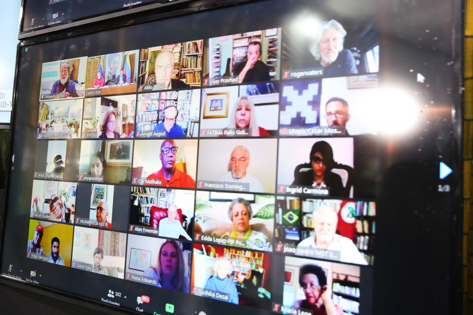 NicolasMaduro's tweet photo. En el marco de la videoconferencia con pueblos y amigos del mundo, nació el Instituto Internacional “Simón Bolívar” para la Paz y la Solidaridad entre los Pueblos. Pido todo su apoyo para llevar la verdad de Venezuela a los cinco continentes, y con ella ganar la Paz de la Patria. https://t.co/bt46mhWEH7
