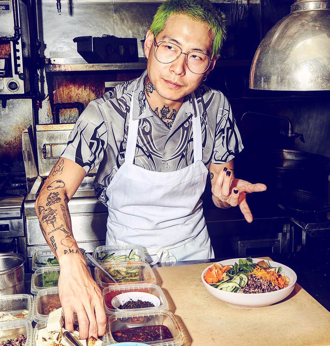 cloqu2's tweet image. Amazing chef Danny Bowien focuses his time on Mission Chinese Food @MissionChinese #SF where $0.75 each food item sold goes to a local food bank. 

source/ spoonuniversity.com
image/ sporteluxe.com

Follow us on 👉🏻👉🏼👉🏽👉🏾👉🏿 @cloqu2