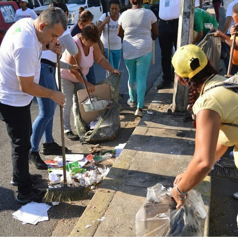 #6Sep El ejemplo comienza por nosotros mismos, dónde debemos asumir como ciudadanos nuestra cuota de responsabilidad, desde el mínimo detalle como limpiar el frente de nuestras viviendas, tener sentido de pertenencia por los espacios públicos, son muchos los valores ...
(1,2)