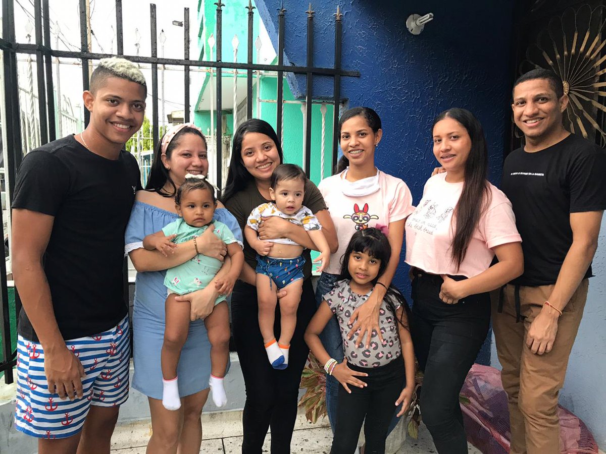 GersonMelendez_'s tweet photo. Que cambie todo pero no el amor
Nuestra familia es más importante, ya lo sé
Y la debemos proteger y volver a tejer.🎧 #Hermanos #MiHermosaFamilia ❤❤🥳👪 https://t.co/nxQA1mUN8b