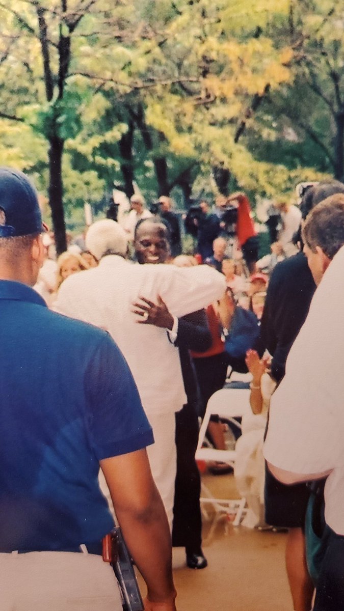 AtipofMYredSTL's tweet image. Mr. Kendrick, The next time I make it up to KC I am going to gift you a copy of this photograph from August 29,1999 unless of course you have a better copy of this moment of Mr.Brock &amp;amp; Mr. O'Neil embracing at Brock statue ceremony. I feel it should be at museum. #CapTip #HOF85