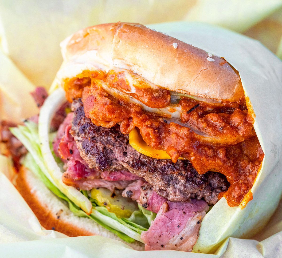 cloqu2's tweet image. THE OiNKSTER The Royale is a truly deluxe burger featuring a 1/3 lb. Nebraska Angus beef patty, bacon, chili, pastrami, 1000 Island dressing, and a choice of American or sharp Cheddar cheese. #EagleRock

source/ discoverlosangeles.com

Follow us on 👉🏻👉🏼👉🏽👉🏾👉🏿 @cloqu2