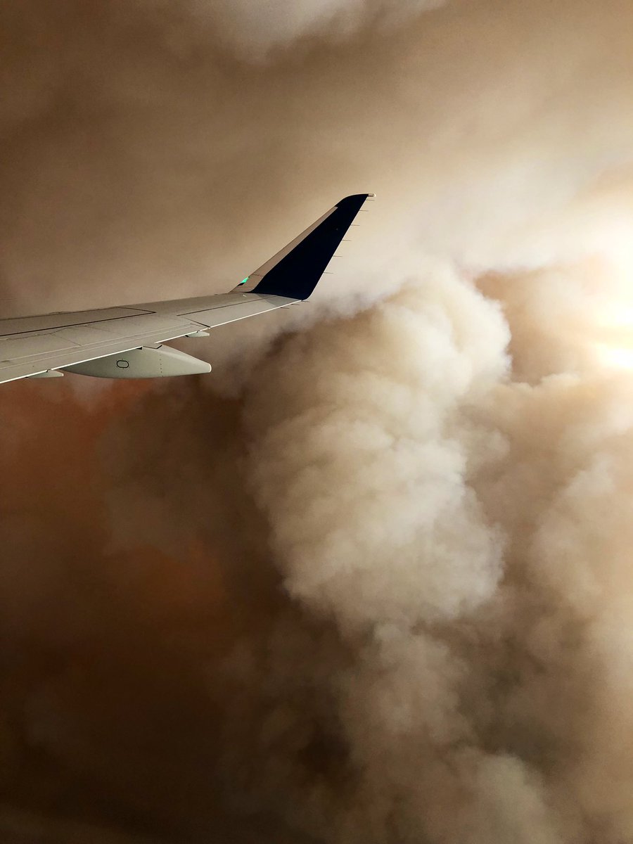 oliverdarcy's tweet photo. Family member flying out of California this evening just sent along these photos from the flight. She said passengers could smell the smoke from the wildfires in the cabin. https://t.co/ssHjcjzZwc