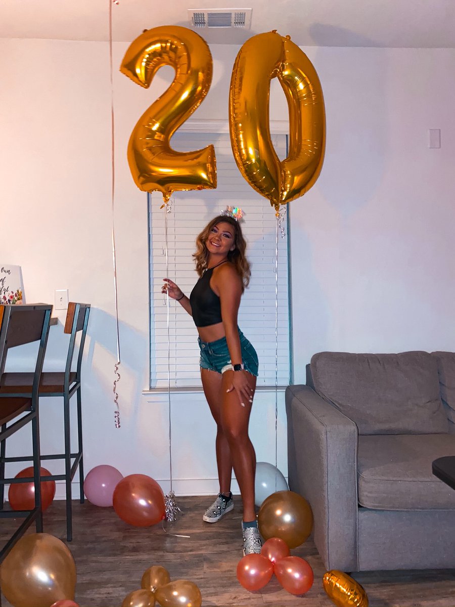 lauren_dahl13's tweet photo. guess who’s no longer a teen (in 3 hours) 🥳 https://t.co/WfNUvwvh4F