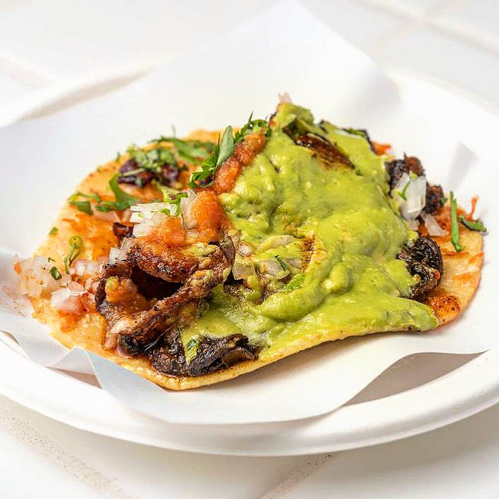 cloqu2's tweet image. Tacos 1986 #LA owners Victor Delgado and Jorge “Joy” Alvarez-Tostado worked tirelessly, and with equal parts perfect product and total showmanship, the duo created L.A.’s most viral #taco stand. 

source/ timeout.com

Follow us on 👉🏻👉🏼👉🏽👉🏾👉🏿 @cloqu2