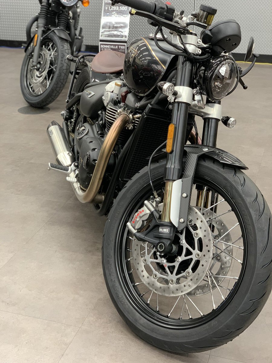 motosquare_ap's tweet photo. ボンネビルボバーTFCの在庫車ございます‼️
ボンネビルボバーをベースにカスタムされたプレミアムな1台✨
さらに、世界限定"750台"、1台1台にシリアルナンバー入りです！
シートや燃料タンク、マフラーなど細かい部分全てが高級で凄い素敵な1台となっております✧︎*。
是非ご覧下さいませ🙇‍♀️ https://t.co/0VcFuzLBWV