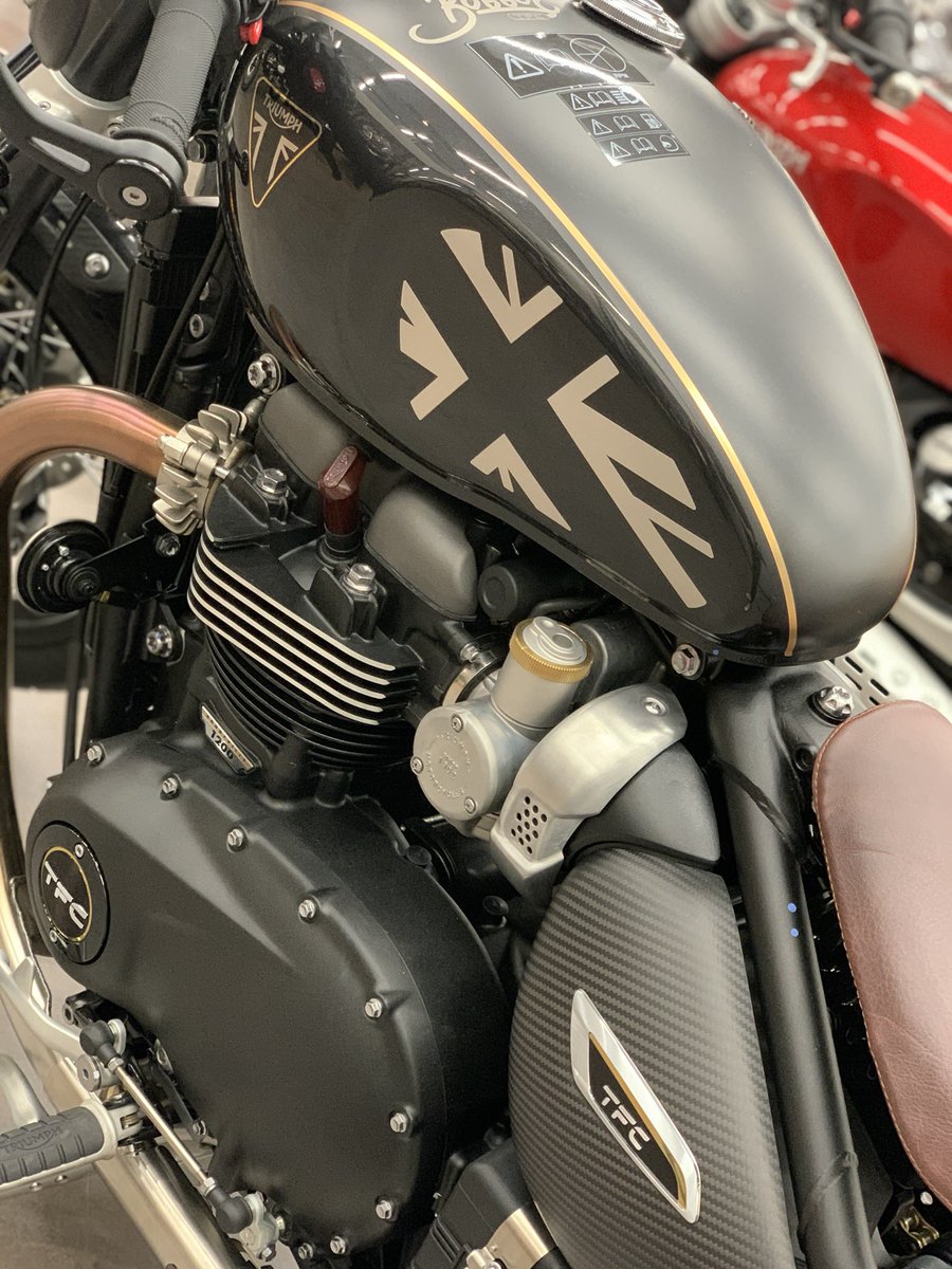 motosquare_ap's tweet photo. ボンネビルボバーTFCの在庫車ございます‼️
ボンネビルボバーをベースにカスタムされたプレミアムな1台✨
さらに、世界限定"750台"、1台1台にシリアルナンバー入りです！
シートや燃料タンク、マフラーなど細かい部分全てが高級で凄い素敵な1台となっております✧︎*。
是非ご覧下さいませ🙇‍♀️ https://t.co/0VcFuzLBWV