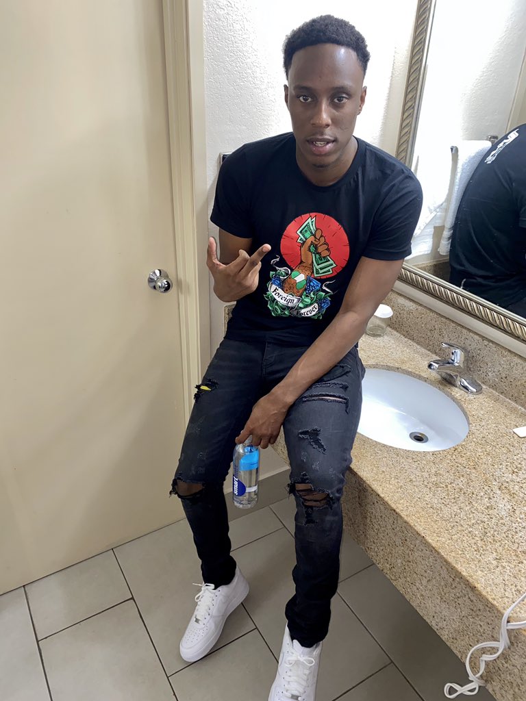 B_swervooo's tweet photo. I”m blessed to be able to make it to see 22 ❤️🤞🏾... I just wish you was here to celebrate it with me Kenny ... every since you been gone Its been hard I haven’t felt right I felt lost but I know you watching over me 🕊 #foreignforever https://t.co/0CPNzkTKtj