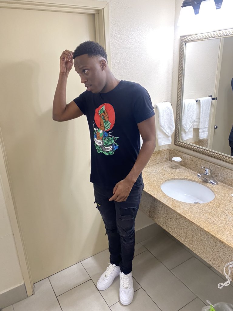 B_swervooo's tweet photo. I”m blessed to be able to make it to see 22 ❤️🤞🏾... I just wish you was here to celebrate it with me Kenny ... every since you been gone Its been hard I haven’t felt right I felt lost but I know you watching over me 🕊 #foreignforever https://t.co/0CPNzkTKtj