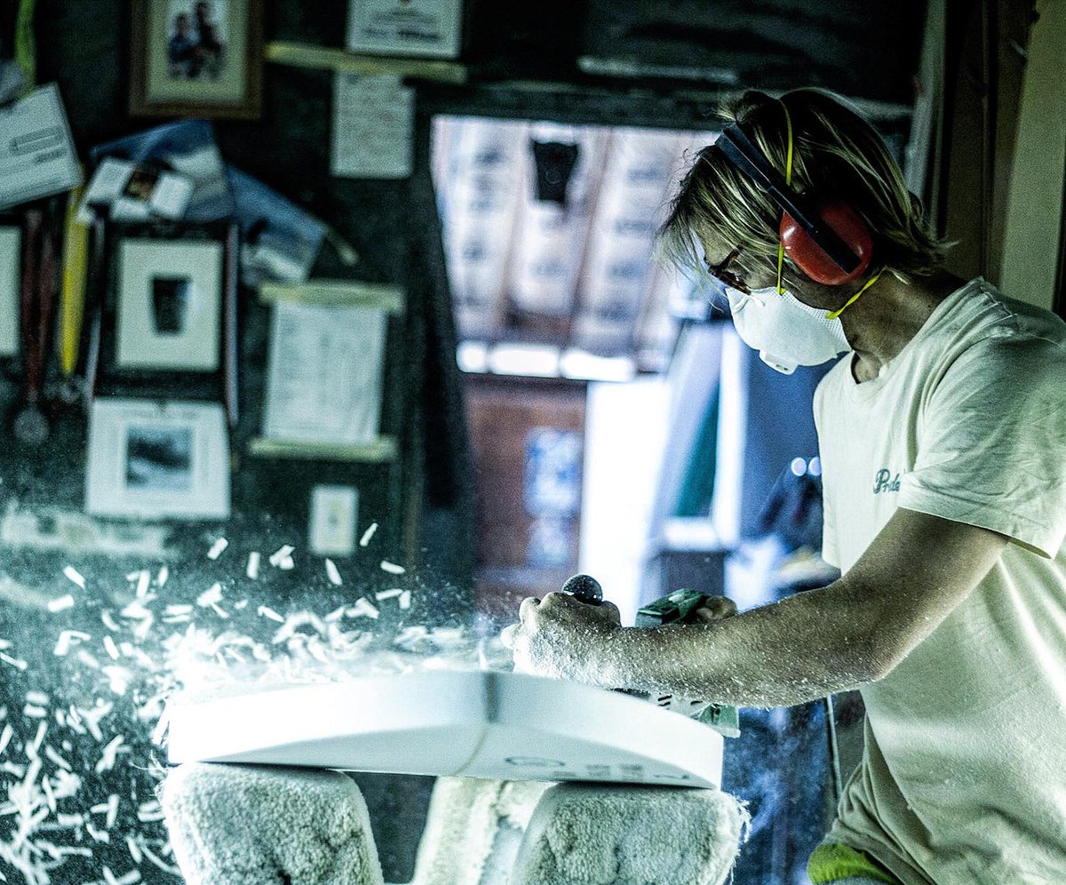 cloqu2's tweet image. #MADEINLA
Dan Cobley does what he does best: shape surfboards. With 22 years in the game and 20,000+ surfboards under his belt, it is safe to say that Dan is a master shaper.

source/ lamag.com
image/ behance.net

Follow us on 👉🏻👉🏼👉🏽👉🏾👉🏿 @cloqu2