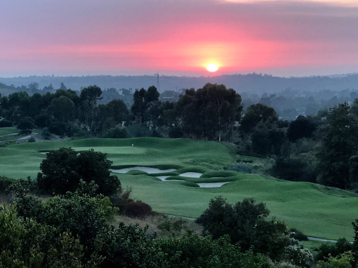 sdutkirKDKenney's tweet photo. Smoke from the Valley Fire that has reached the coast makes for an amazing San Diego sunset. #Santaluz https://t.co/3WepSNbgwI