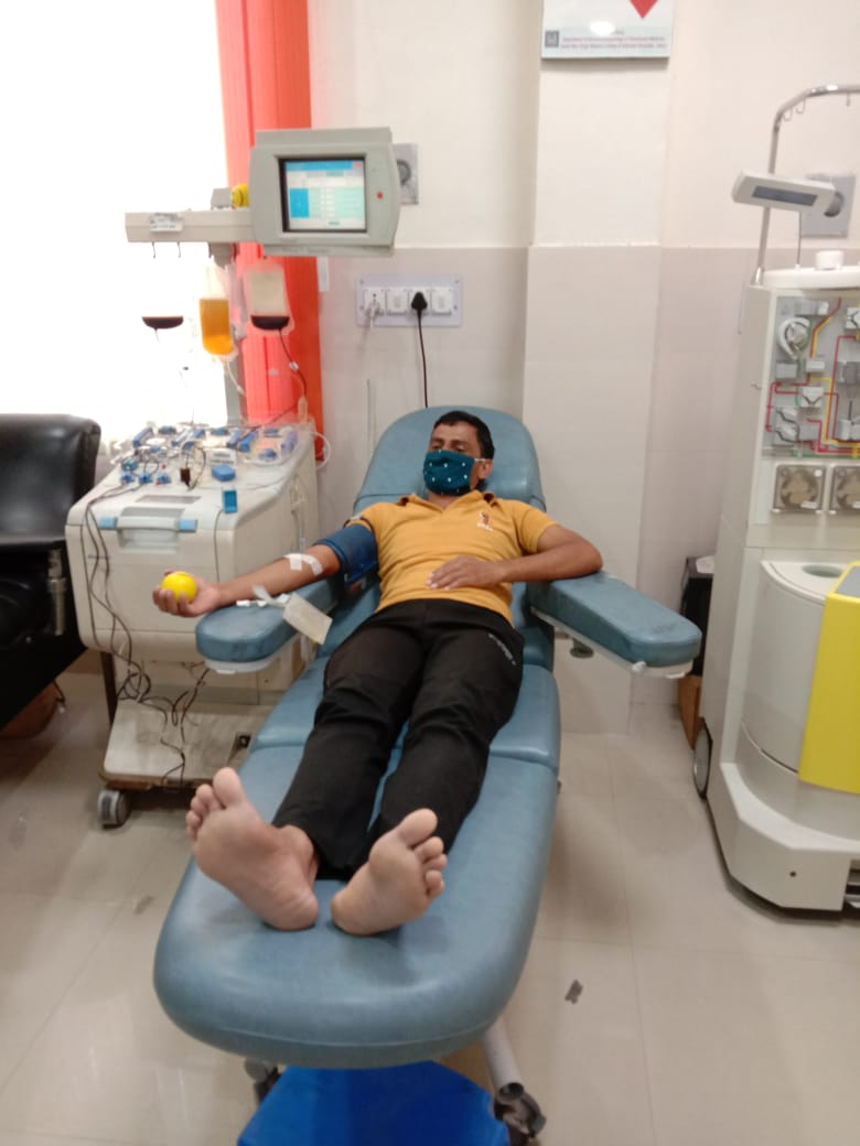 JajoriyaMohar's tweet photo. आपसभी को गर्व के साथ साँझा कर रहा हूँ की थाना माणक चौक जवान रामचरण ओर दीपक दोनों छःबार प्लाज़्मा डोनेट कर के कई लोगो की ज़िंदगीयाँ बचा चुके है ओर अभी भी हर15-20दिनबाद डॉक्टर की राय से वापस प्लाज़्मा देने के लिए तैयार है गर्वजवानो पर👍@JajoriyaMohar @mahendraajakhar @1stIndiaNews https://t.co/bjnKvtDmcO