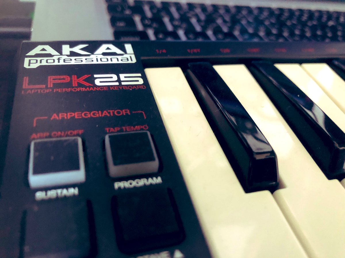 Kihirock's tweet photo. おはようす
midi鍵盤ゲット〜
親父が普通のエレピだと思って勘違いして購入した物を貰ったw
この手持ち出来るサイズで、椅子に寄りかかりながらメロ考えられるのが俺的に良いんだよ。
丁度持ってたのが壊れてしまったから助かった^_^ はかどるぜー！
#AKAI #lpk25 https://t.co/dfUMVzfnq2