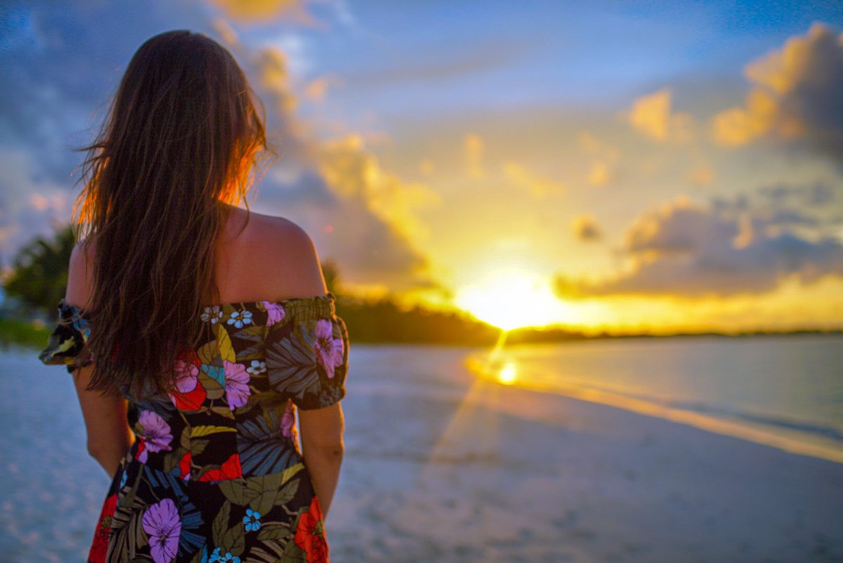 Vacation_Couple's tweet photo. Reminiscing about #SundaySunsets in #Exuma with @AirCanadaVac 😍 The colors never stop in #TheBahamas! https://t.co/z31pdPR4Jj