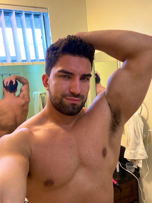 RT to smell my armpit 💪🏼 Like to spit on my tongue 👅 https://t.co/bp8hpnkraC