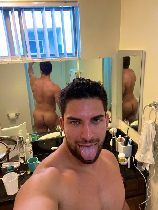 RT to smell my armpit 💪🏼 Like to spit on my tongue 👅 https://t.co/bp8hpnkraC