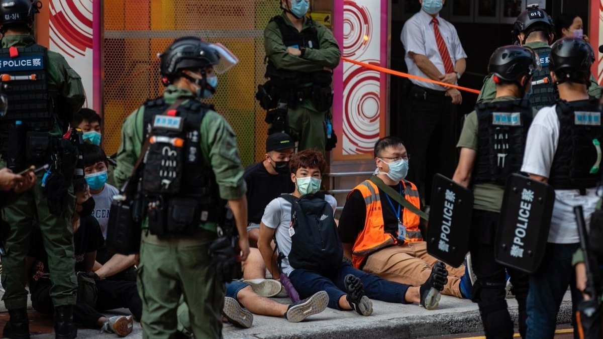 France24_es's tweet photo. Arrestan en Hong Kong a casi 300 participantes de una marcha contra el aplazamiento electoral https://t.co/vCKOFMphaO https://t.co/BNNBLjBYCa