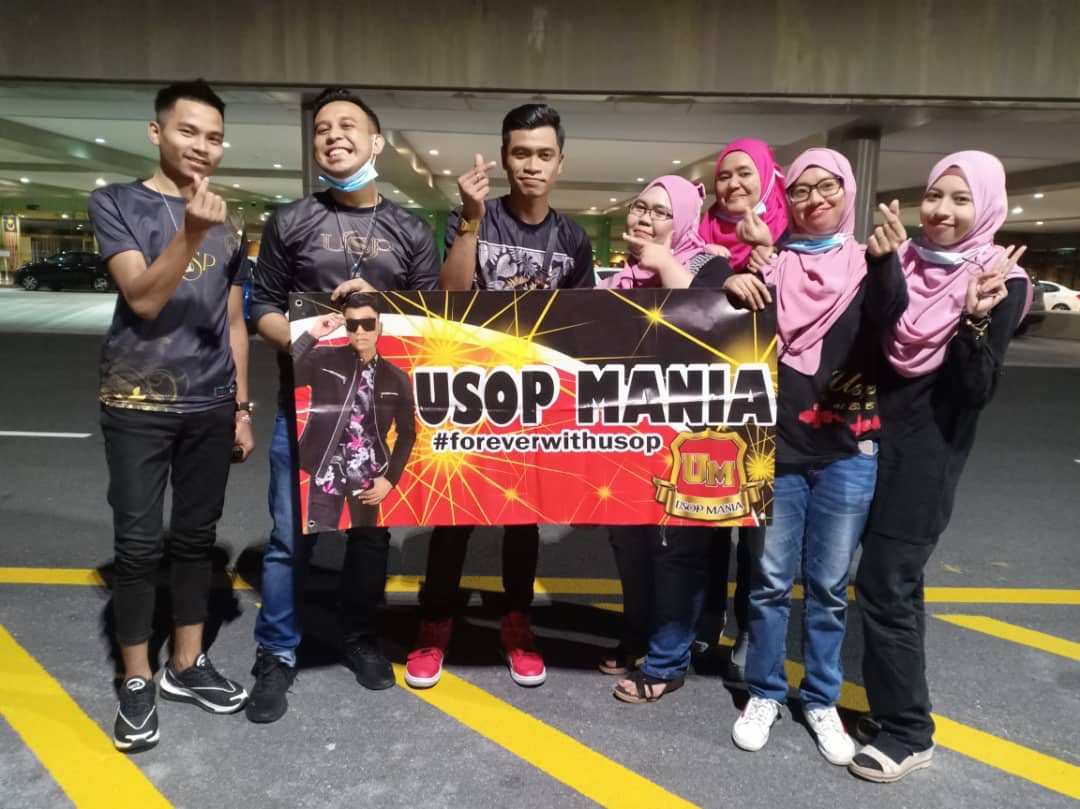 ManiaUsop's tweet photo. Alhamdulillah boss @usopnohhh bagi hatrix terus malam ni...juara 3x berturut-turut..alhamdulillah memang puas hati..bos bukak jer mulut sampai ke hati terus nyanyian tu...tq team untuk week ke 4...kita tunggu next week boss nyanyi omputih lak... https://t.co/rj5BxWuKWe