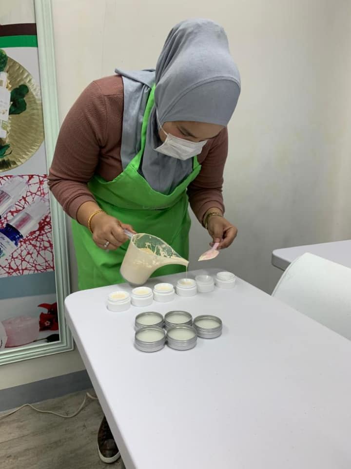 IntanAzizan3's tweet photo. buat diorang tersenyum. 

Mungkin pesanan Intan ni tak besar mana pun tapi tak kira! Intan nak pesan juga kepada peniaga nak berjaya, make sure korang kena ada knowledge dalam bidang berniaga apa yang korang nak ceburi.

Dan jgn mengalah sebab apa? 9/10 rezeki adalah berniaga https://t.co/kQO7l5VSyl