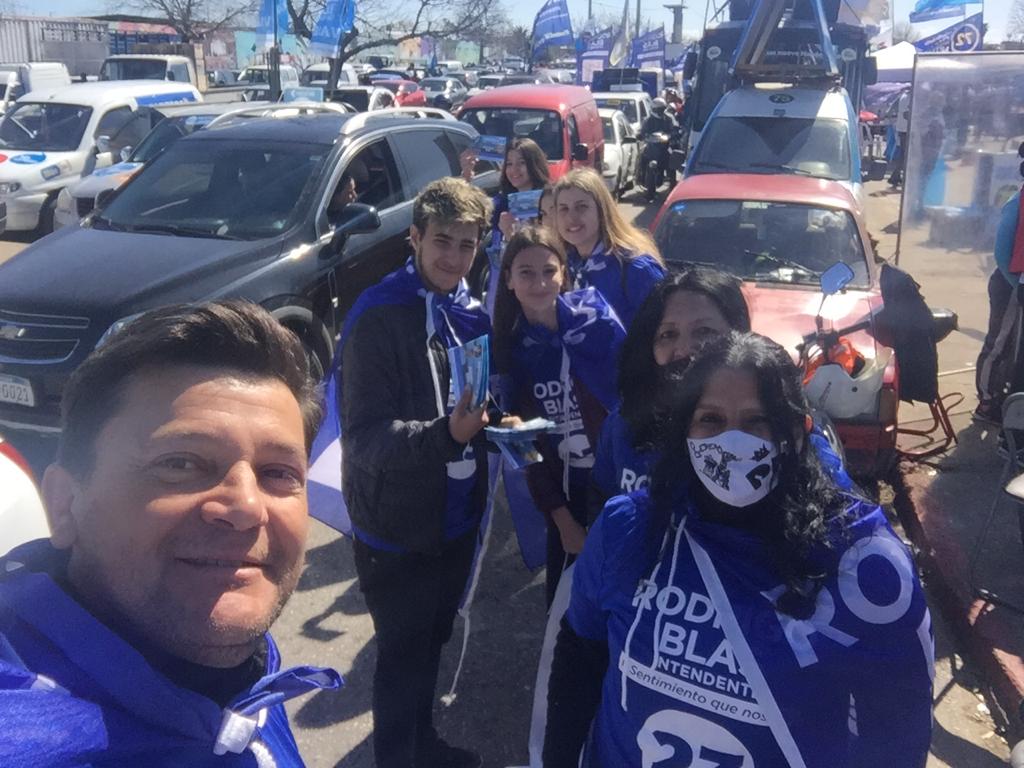 823Lista's tweet photo. Buena jornada en la feria con los compañeros!! Arriba 823💪
#RodrigoIntendente 
#RodigoBlas 
#AmaneceUnNuevoMaldonado 
#albertofigueroaalcalde823 https://t.co/r7LzwHOP6W