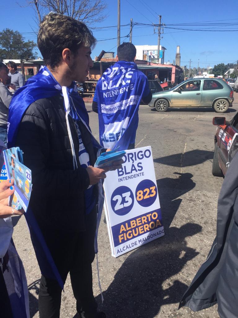 823Lista's tweet photo. Buena jornada en la feria con los compañeros!! Arriba 823💪
#RodrigoIntendente 
#RodigoBlas 
#AmaneceUnNuevoMaldonado 
#albertofigueroaalcalde823 https://t.co/r7LzwHOP6W