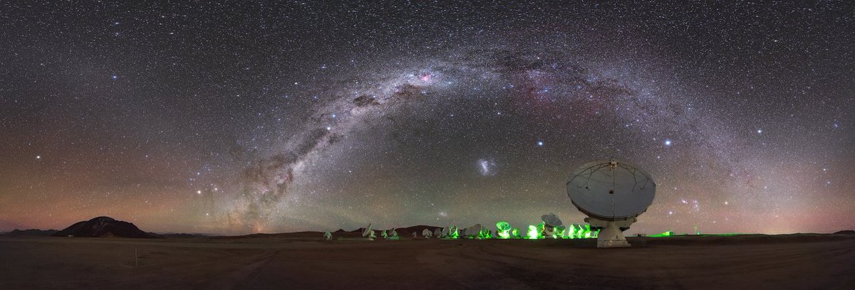 In onze meest recente #fotovandeweek toont de Melkweg zijn adembenemende vorm en kleuren terwijl hij zich buigt over de Chileense woestijn. Meer uitleg in het Nederlands: eso.org/public/netherl…

Credit: <a href="/ESO/">ESO</a> / <a href="/BabakTafreshi/">Babak Tafreshi</a>