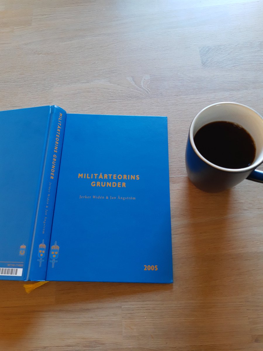 fanjunkarbitter's tweet photo. Tydligen Àr det rödvin och Clausewitz som gÀller vid studier i militÀrteori men jag hÄller mig till introduktionslitteratur och kaffe, Ätminstone sÄ hÀr tidigt pÄ dagen...
#svfm #hsou https://t.co/L64MTumGOS