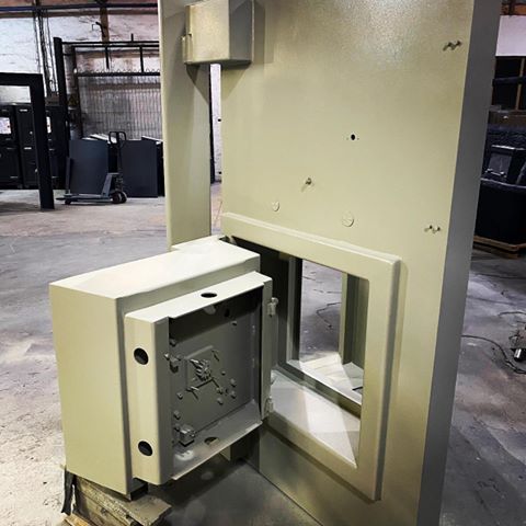 New Vault Door hot off the production line.

Main vault door with emergency access door built in. DS250 CAT5 2in1, weighing in at 1900kg.

For more info, contact us: online@mutual.co.za
Or visit our website: mutual.co.za/vaults-2/

#mutualsafes #wearemutual #vaultdoor